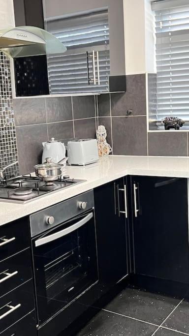Cheerful 3 Bedroom Townhouse With Free Parking. 比勒瑞卡 外观 照片