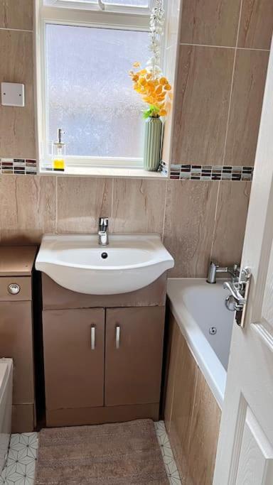 Cheerful 3 Bedroom Townhouse With Free Parking. 比勒瑞卡 外观 照片